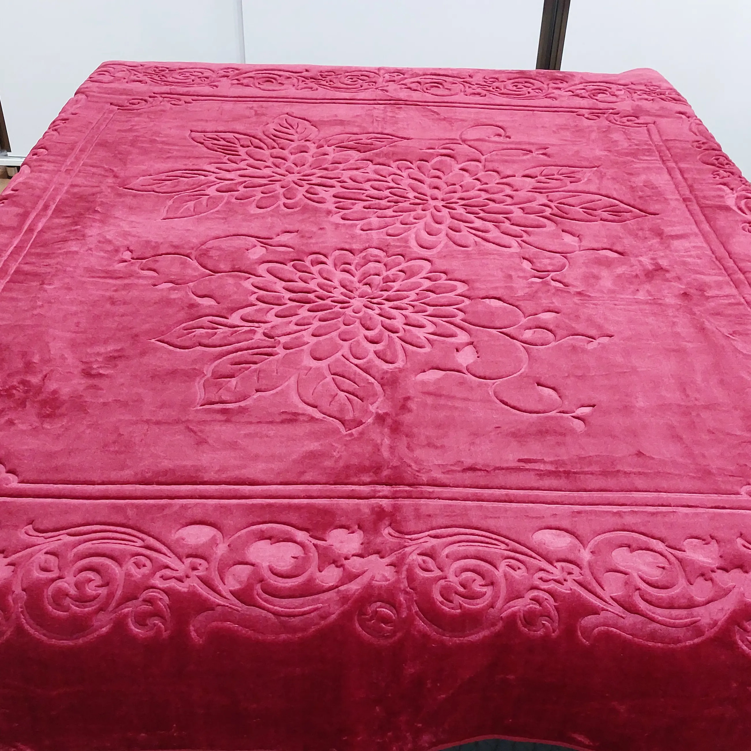 پتو دونفره گلبافت  تک رنگ و نقش برجسته   بسیار لطیف و ضخامت بالا.