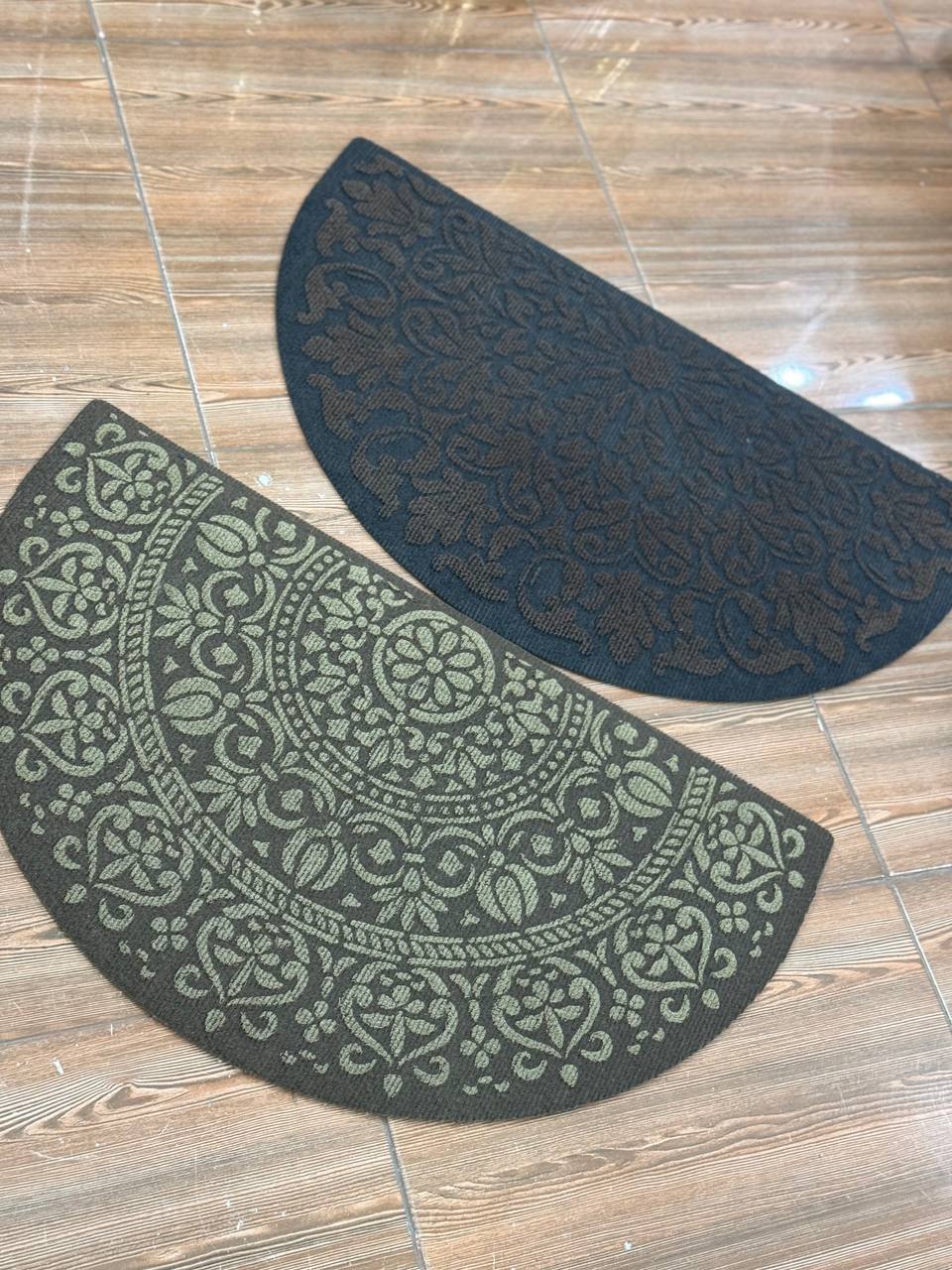 پادری پشت لاستیکی جلو آپارتمانی نیم دایره